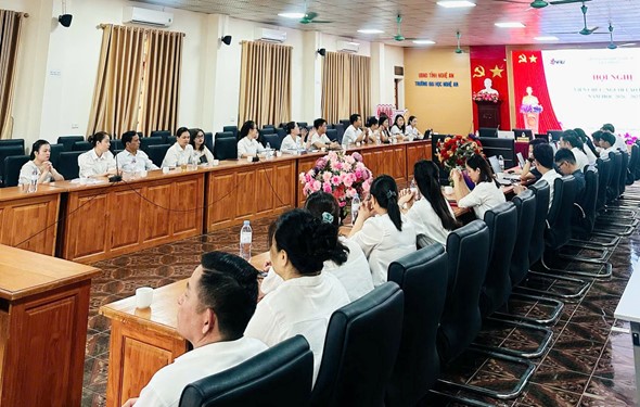 Title: Toàn cảnh Hội nghị viên chức, người lao động Liên phòng II năm học 2026-2027. - Description: Toàn cảnh các đại biểu, viên chức và người lao động tham dự Hội nghị Liên phòng II.