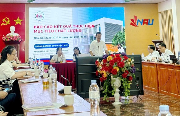 Title: Đồng chí Nguyễn Đình Hà - Trưởng phòng Quản lý cơ sở vật chất trình bày báo cáo tại Hội nghị. - Description: Trưởng phòng Quản lý cơ sở vật chất Nguyễn Đình Hà trình bày báo cáo kết quả và nhiệm vụ trọng tâm.