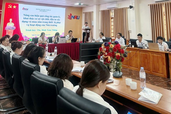 Title: ThS. Đinh Toàn Thắng - Phó Trưởng phòng Quản lý cơ sở vật chất trình bày báo cáo tham luận. - Description: Phó Trưởng phòng Quản lý cơ sở vật chất Đinh Toàn Thắng trình bày tham luận tại Hội nghị.