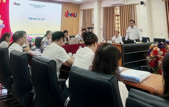 Title: TS. Nguyễn Đình Tường - Phó Hiệu trưởng Nhà trường phát biểu chỉ đạo tại Hội nghị. - Description: Phó Hiệu trưởng Nguyễn Đình Tường phát biểu chỉ đạo Hội nghị viên chức, người lao động Liên phòng II.