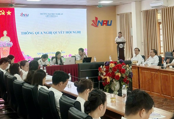 Title: Đồng chí Phó Trưởng phòng Tổ chức - Hành chính thông qua Nghị quyết Hội nghị. - Description: Phó Trưởng phòng Tổ chức - Hành chính trình bày và thông qua Nghị quyết Hội nghị Liên phòng II.