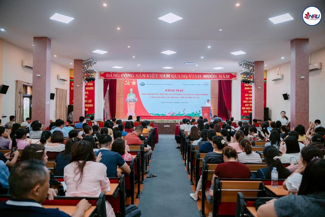 Giảng viên Khoa Khoa học cơ bản tham gia giảng dạy khoá Bồi dưỡng thường xuyên cho 800 giáo viên THCS trên địa bàn tỉnh Nghệ An