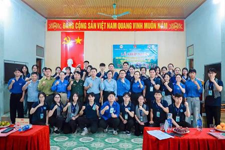 MÀU ÁO XANH LAN TỎA TẠI BẢN CAN, XÃ TAM THÁI – SINH VIÊN ĐẠI HỌC NGHỆ AN CHUNG TAY VÌ CỘNG ĐỒNG