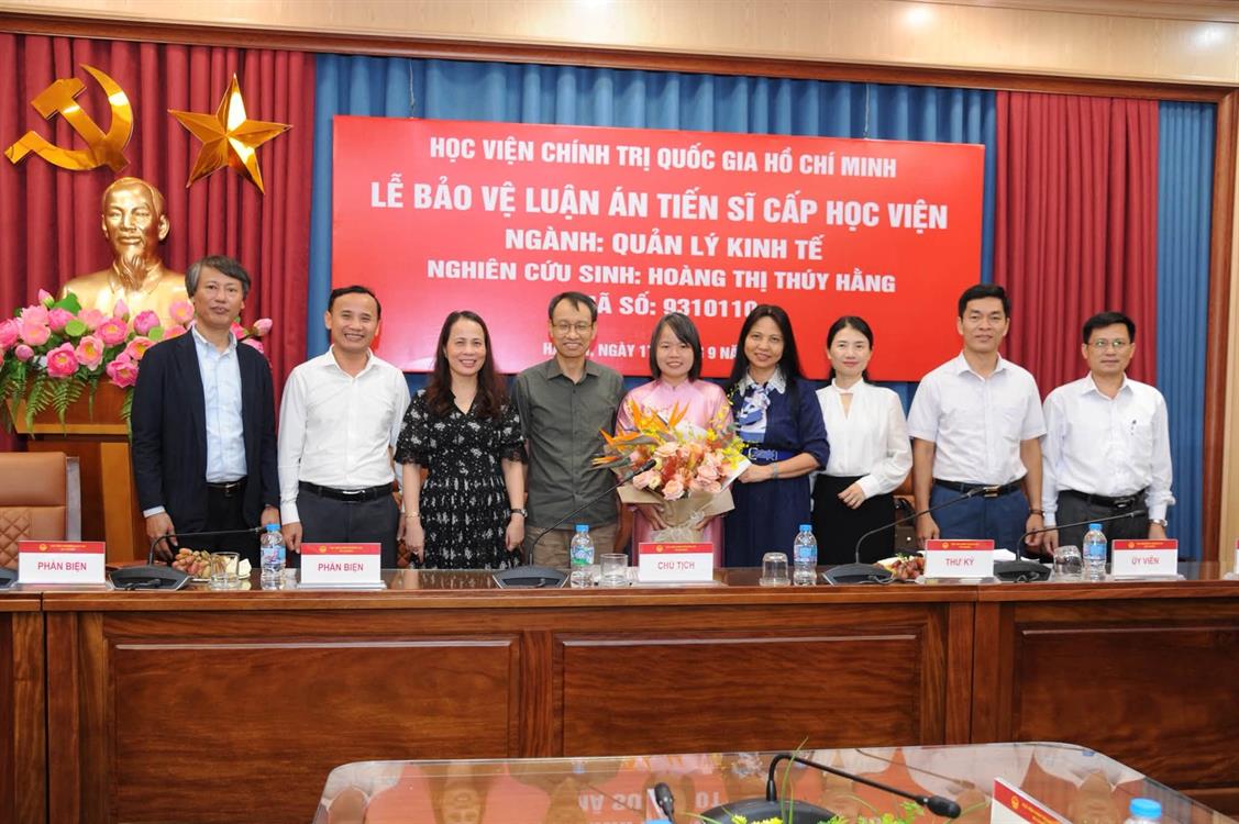 Nghiên cứu sinh Hoàng Thị Thúy Hằng - Phó trưởng phòng Quản lý đào tạo, Giảng viên Khoa Kinh tế - Quản trị kinh doanh, Trường Đại học Nghệ An bảo vệ thành công Luận án Tiến sĩ