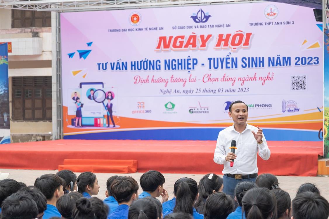 Hoạt động tư vấn tuyển sinh tại huyện Anh Sơn