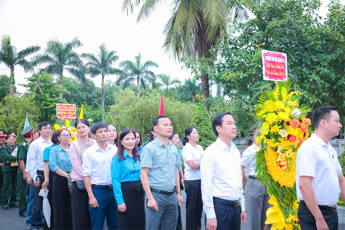 BCH Công đoàn Trường Đại học Nghệ An tham gia thắp hương tri ân nhân Ngày Thương binh – Liệt sỹ 27/7