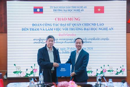 Đại sứ quán nước Cộng hòa Dân chủ Nhân dân Lào thăm và làm việc với Trường Đại học Nghệ An